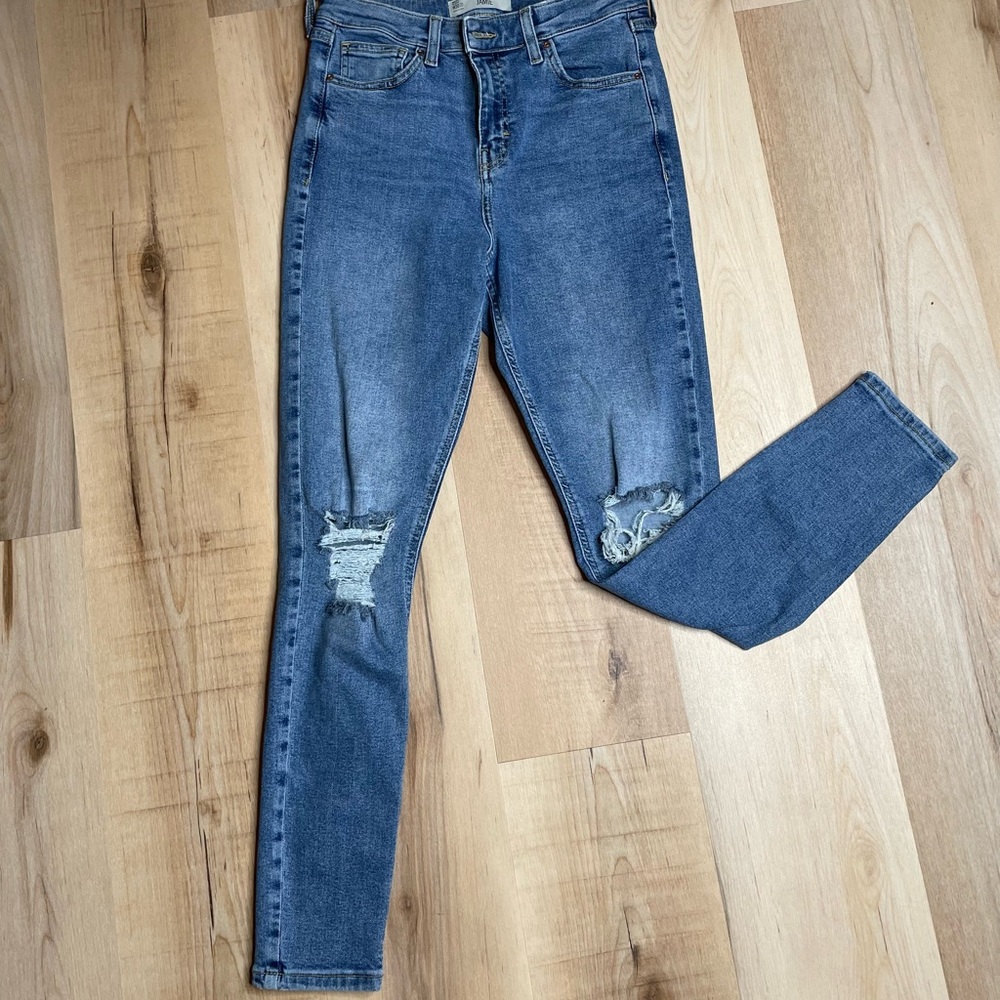Skinny Jeans with distressed Knee
